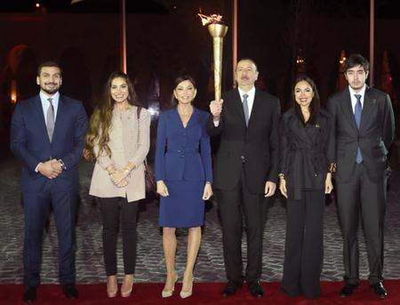 Ильхам Алиев (с факелом) и семья: зять Самид Курбанов, дочь Арзу, жена Мехрибан, дочь Лейла и сын Гейдар