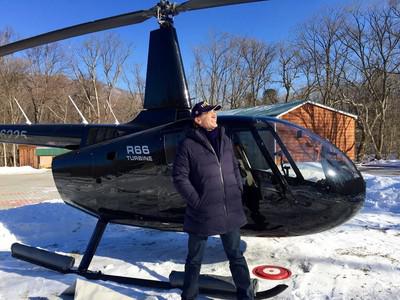 Алексей Авершин и его вертолет Robinson R66
