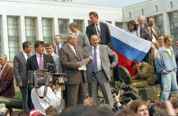 Виктор Золотов (в черном пиджаке у флага) в охране Ельцина (с бумагой в руках), справа от Ельцина — Александр Коржаков