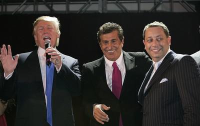 Слева направо: Дональд Трамп, Тевфик Ариф и Феликс Сейтер