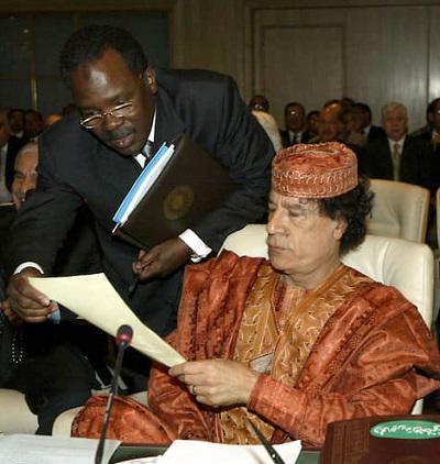 Башир Салех Башир (слева) и Муаммар Каддафи