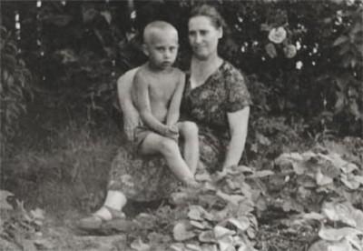 Владимир Путин с мамой Марией Шеломовой