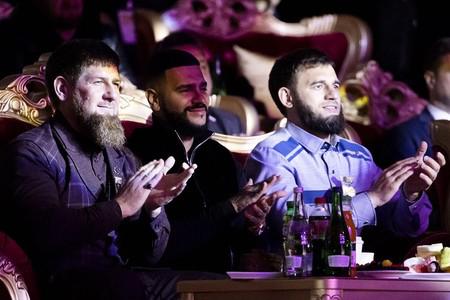 Слева направо: Рамзан Кадыров, Тимати и мэр Грозного Якуб Закриев на дне рождения столицы Чечни в 2019 году