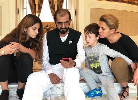 Слева направо: Дочь Аль Джалиль, шейх Мохаммед бин-Рашид аль-Мактум, сын Зайед и принцесса Хайя