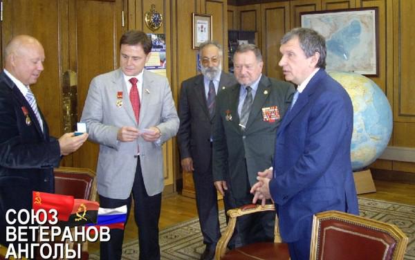 Игорь Сечин (справа) в Союзе ветеранов Анголы (Москва)
