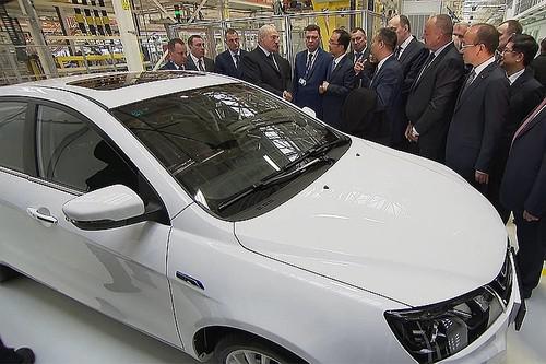 Александру Лукашенко (в центре) подарили электромобиль Geely