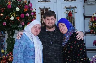 Слева направо: Зарган, Рамзан и Зулай Кадыровы