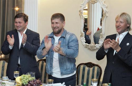 Рамзан Кадыров (в центре)и Дмитрий Харатьян (крайний справа)