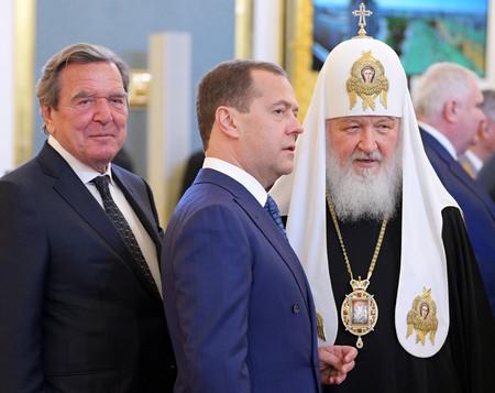 Слева направо: Герхард Шредер, Дмитрий Медведев и Патриарх Кирилл