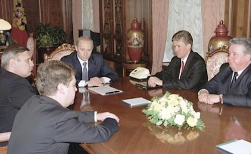 Слева направо: Михаил Касьянов, Дмитрий Медведев, Владимир Путин, Алексей Миллер и Рем Вяхирев