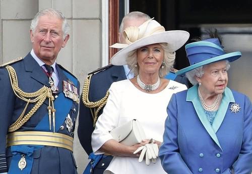 Слева направо: Принц Чарльз, Камилла Паркер-Боулз и Королева Елизавета II