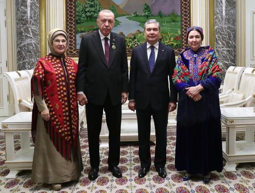 Слева направо: Амине и Реджеп Эрдоганы, Гурбангулы и Огулгерек Бердымухамедовы
