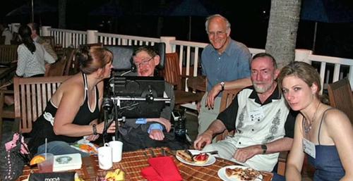 Стивен Хокинг (второй слева) на острове Эпштейна
