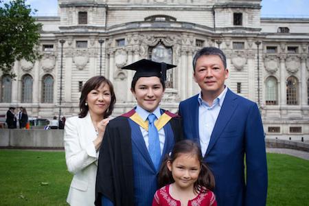 Динара Назарбаева и Тимур Кулибаев с сыном Алтаем и дочерью Денизой