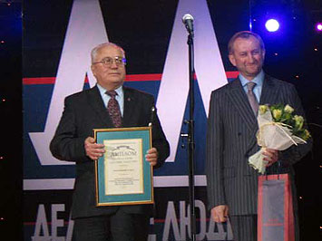 На церемонии награждения «Деловые люди-2004» с ректором МГУ академиком РАН В. Садовничим