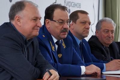 Алексей Плахотников (крайний слева) и Владимир Торговченков (второй слева)