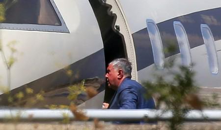 Пассажир, предположительно глава Роснефти Игорь Сечин, входит в самолет, принадлежащий нефтяной компании, в аэропорту Пальма-де-Майорка, Испания, 6 августа 2018 г.