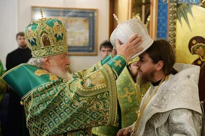 Патриарх Кирилл (слева) и митрополит Тихон (Шевкунов)