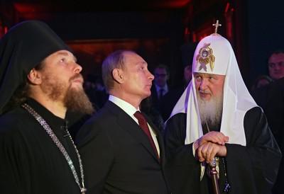 Слева направо: митрополит Тихон (Шевкунов), Владимир Путин и патриарх Кирилл