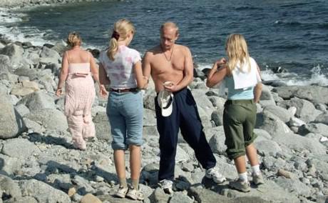 Последние фотографии Путина с семьей были опубликованы в 2002 году, но уже тогда лица его дочерей скрывались