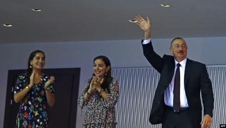 Слева направо: Арзу, Лейла и Ильхам Алиевы