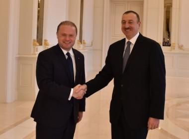 Джозеф Мускат и Ильхам Алиев (справа)