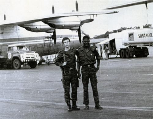 Игорь Сечин (слева) в Анголе, середина 1980-х