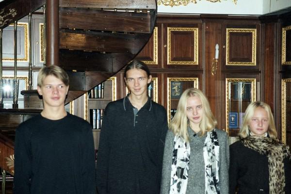 Слева направо: Александр и Виктор Пугачевы, Мария и Катерина Путины (библиотека Кремля)