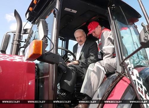 Александр Лукашенко (слева) в тракторе