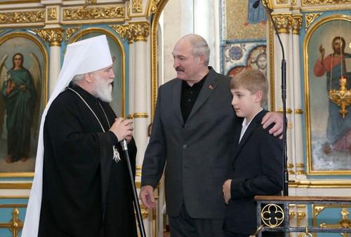 Александр Лукашенко (в центре) с сыном Николаем (справа)