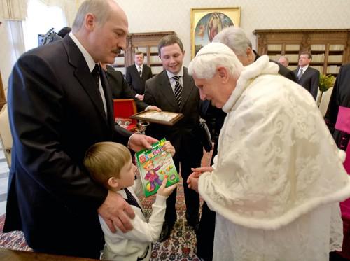 Александр Лукашенко (слева) с младшим сыном Колей и Папа Римский Бенедикт XVI (2009 г.)