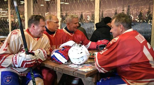 Слева направо: Игорь Бутман, Владимир Путин, Вячеслав Фетисов и Сергей Шойгу
