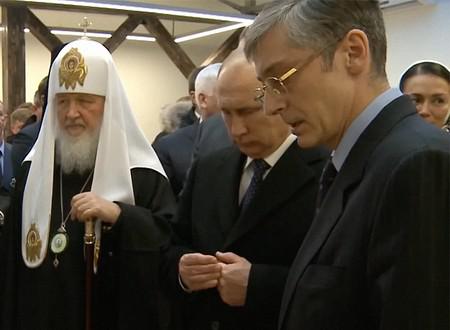 Патриарх Кирилл, Владимир Путин и Светлана Полякова (крайняя справа)