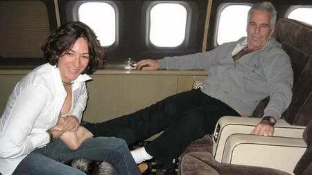 Гислейн Максвелл массирует ноги Джеффри Эпштейну на борту его личного самолета