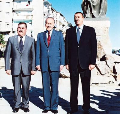 Слева направо: Васиф Талыбов, Гейдар и Ильхам Алиевы