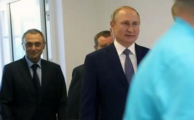 Сулейман Керимов (слева) и Владимир Путин в Сочи (2019 г.)