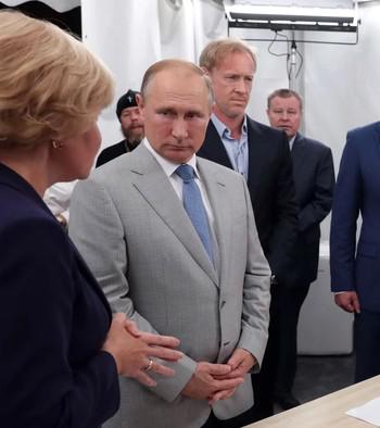 Владимир Путин и Игорь Зеленский (рядом за спиной)