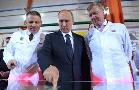 Слева направо: Андрей Комаров, Владимир Путин и Анатолий Чубайс