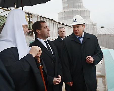 Слева направо: Патриарх Кирилл, Дмитрий Медведев и Иван Орынчук
