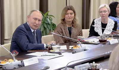 Владимир Путин и Надежда Узунова (в центре)