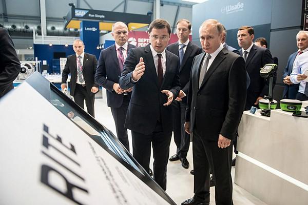 Василий Бровко (на первом плане) и Владимир Путин