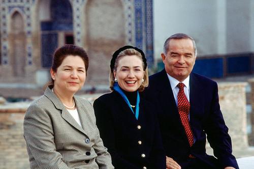 Слева направо: Татьяна Каримова, Хиллари Клинтон и Ислам Каримов