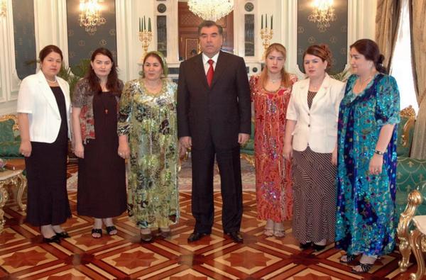 Эмомали Рахмон и члены его семьи, включая Парвину Рахмонову (вторая справа)