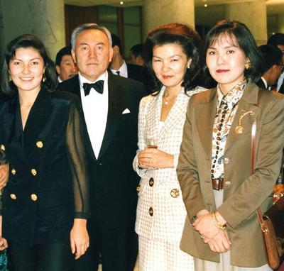 Нурсултан Назарбаев с дочерьми Алией, Даригой и Динарой (слева направо)