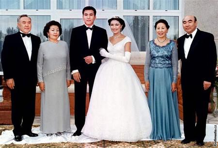 Слева направо: Нурсултан и Сара Назарбаевы, молодожены Айдар Акаев и Алия Назарбаева, Мейрам и Аскар Акаевы