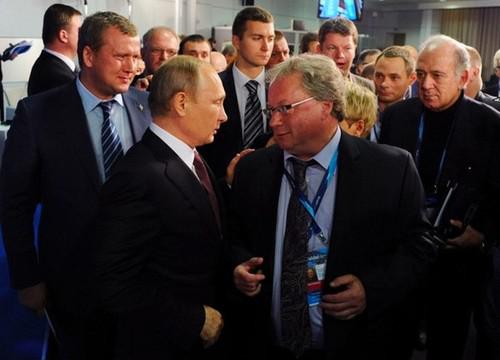 Владимир Путин и Николай Злобин (в центре)