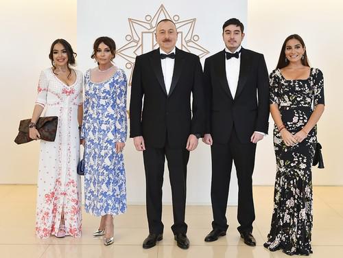 Слева направо: Лейла, Мехрибан, Ильхам, Гейдар и Арзу Алиевы